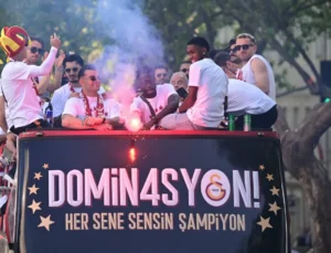 Şampiyon Galatasaray, üstü açık otobüsle RAMS Park’a hareket etti