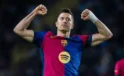 Robert Lewandowski imzayı atıyor