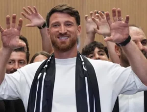 Beşiktaş’ın yeni transferi Salih Özcan İstanbul’da: Dört gözle bugünü bekledim
